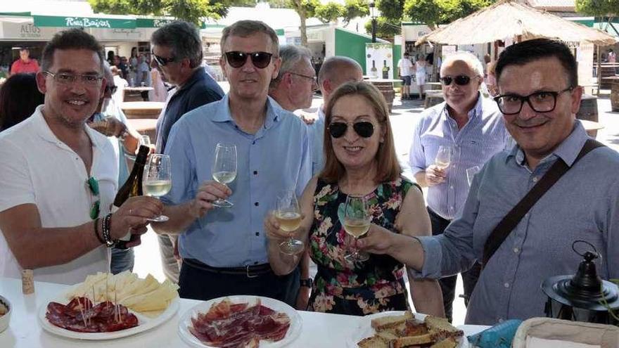 La presidenta del Congreso, Ana Pastor, y el vicepresidente de la Xunta, Alfonso Rueda, ayer, durante una visita a la Feira do viño do Rosal. // D.B.M.