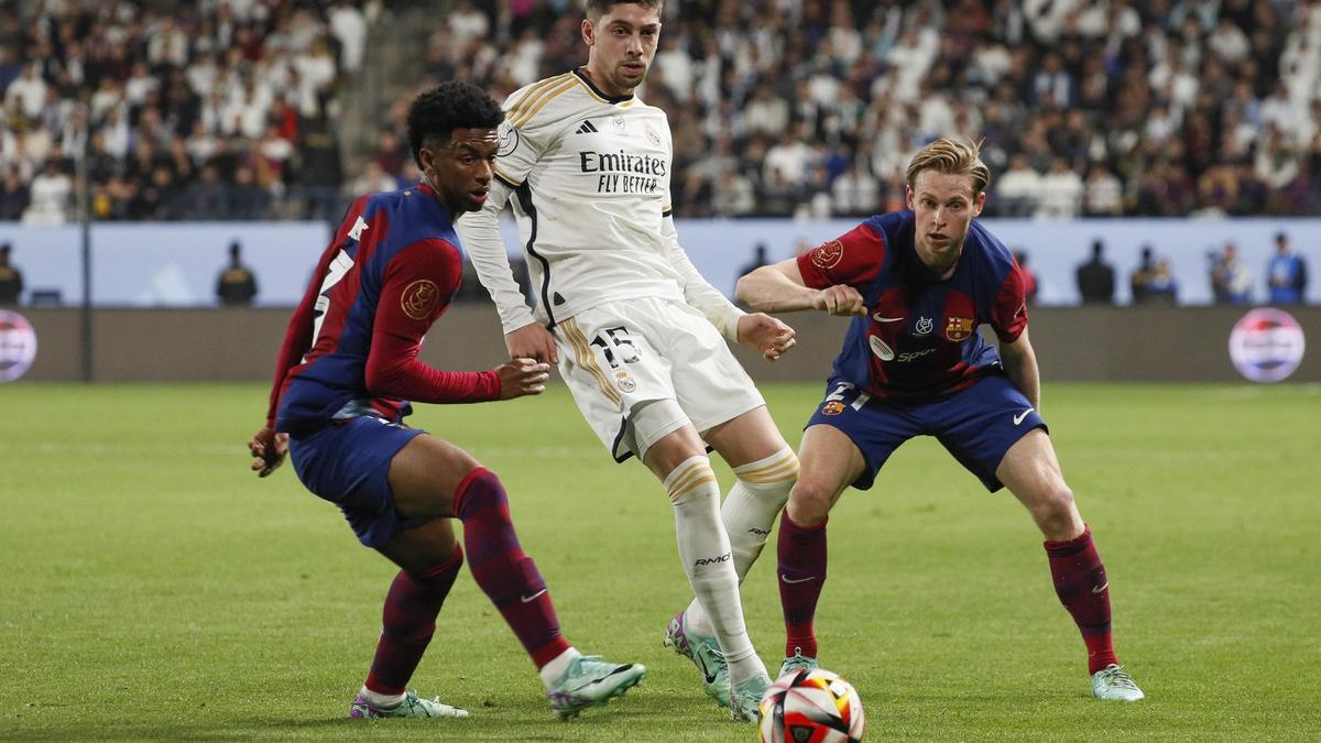 Valverde, Balde y De Jong, durante la final de la Supercopa de España.