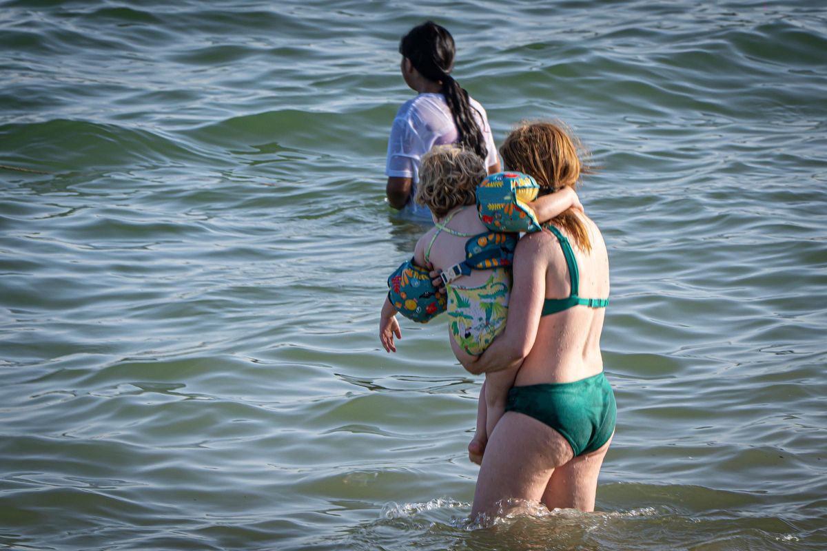 Barcelona recupera el ritmo normal en sus playas después de la verbena de Sant Joan