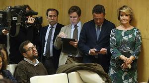 Esperanza Aguirre i els seus regidors es colen en una roda de premsa de Manuela Carmena. Protestaven perquè l’alcaldessa de Madrid convocava els mitjans al mateix temps que es portava a terme el ple de l’Ajuntament.