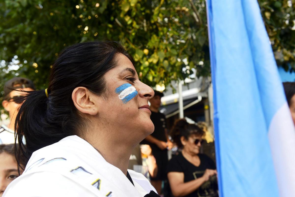Aficionados argentinos siguen la final del Mundial en A Coruña