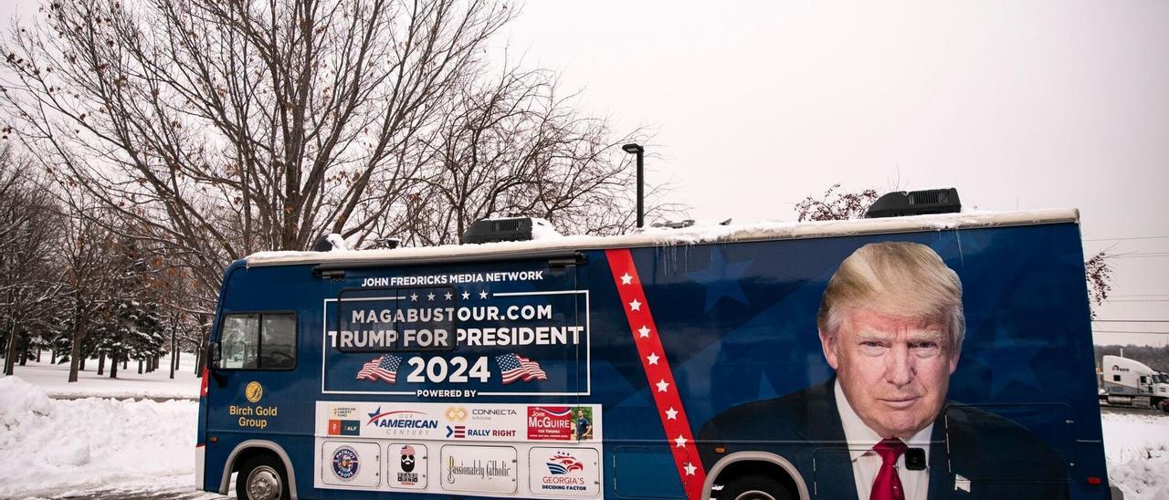 Un autobús de apoyo al candidato Donald Trump en Iowa