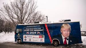 Un autobús de apoyo al candidato Donald Trump en Iowa