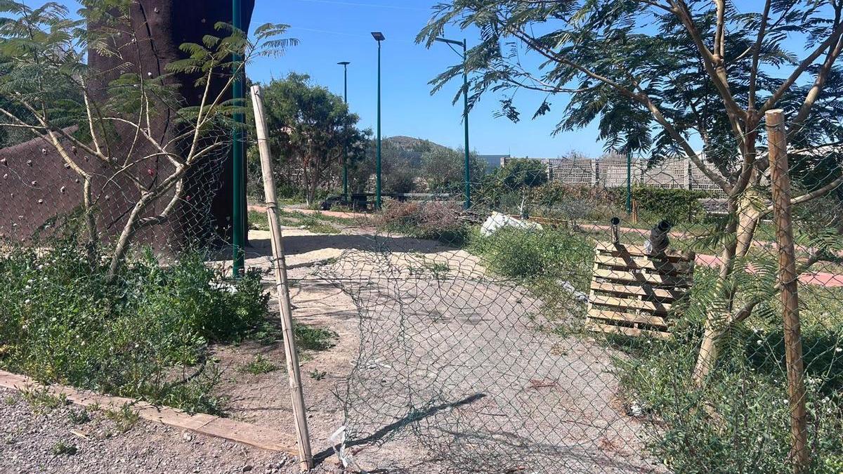 La valla rota, junto al rocódromo del parque periurbano Piedra La Mesa,  de La Aldea.