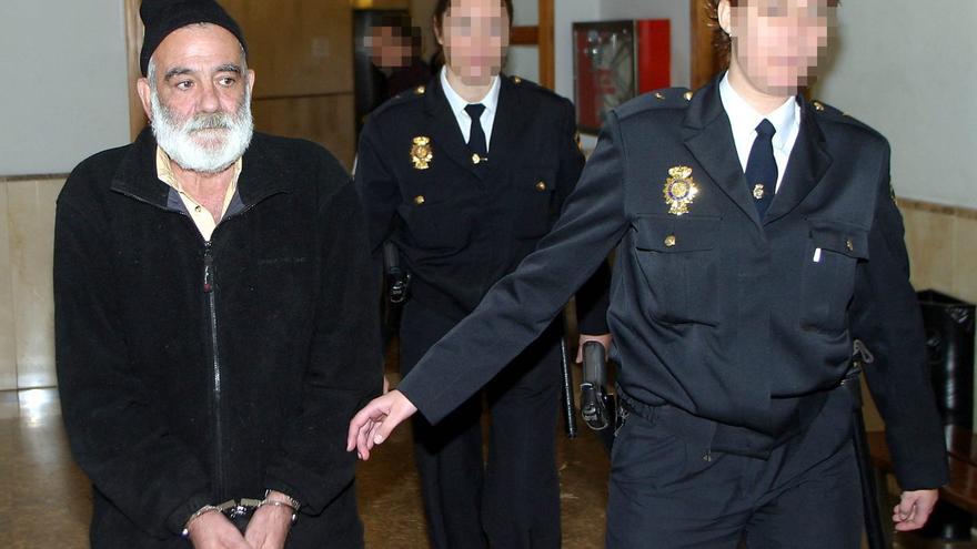 Jorge Antolí Florit, a la izquierda, conducido esposado a los juzgados por dos policías nacionales. | SEBASTIÀ LLOMPART