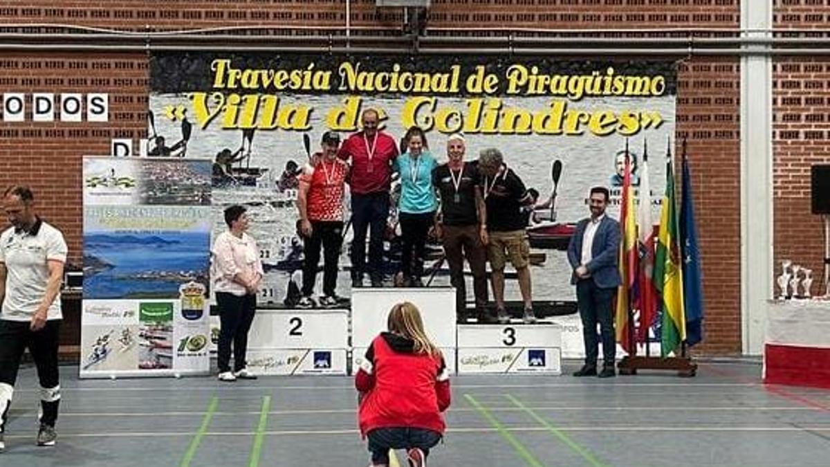 Podio de David Rodríguez y Laura Álvarez, del AMigos del Remo