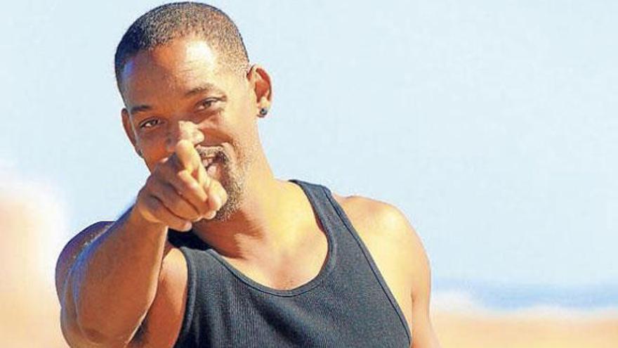 Will Smith posó ayer para los fotógrafos en la playa.