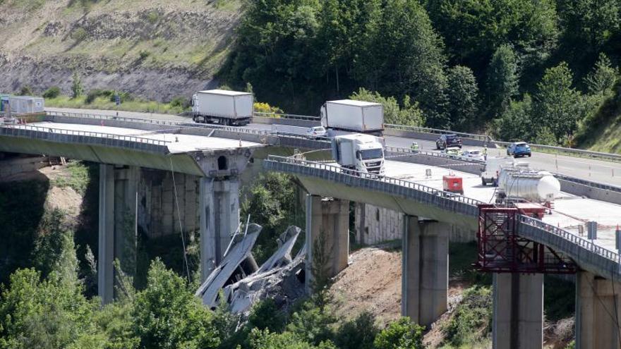 Varios vehículos circulan por la zona de arriba de donde se desprendió parte del puente. |   // E. P.