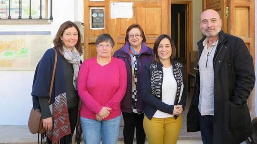Amb l&#039;alcaldessa de Vallanca, Ruth Sánchez i altres treballadores, davant l&#039;agència de lectura.