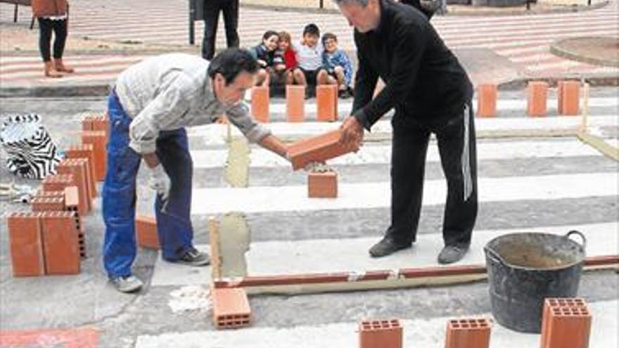 Barri València inicia el montaje de las Cruces de Mayo en Burriana