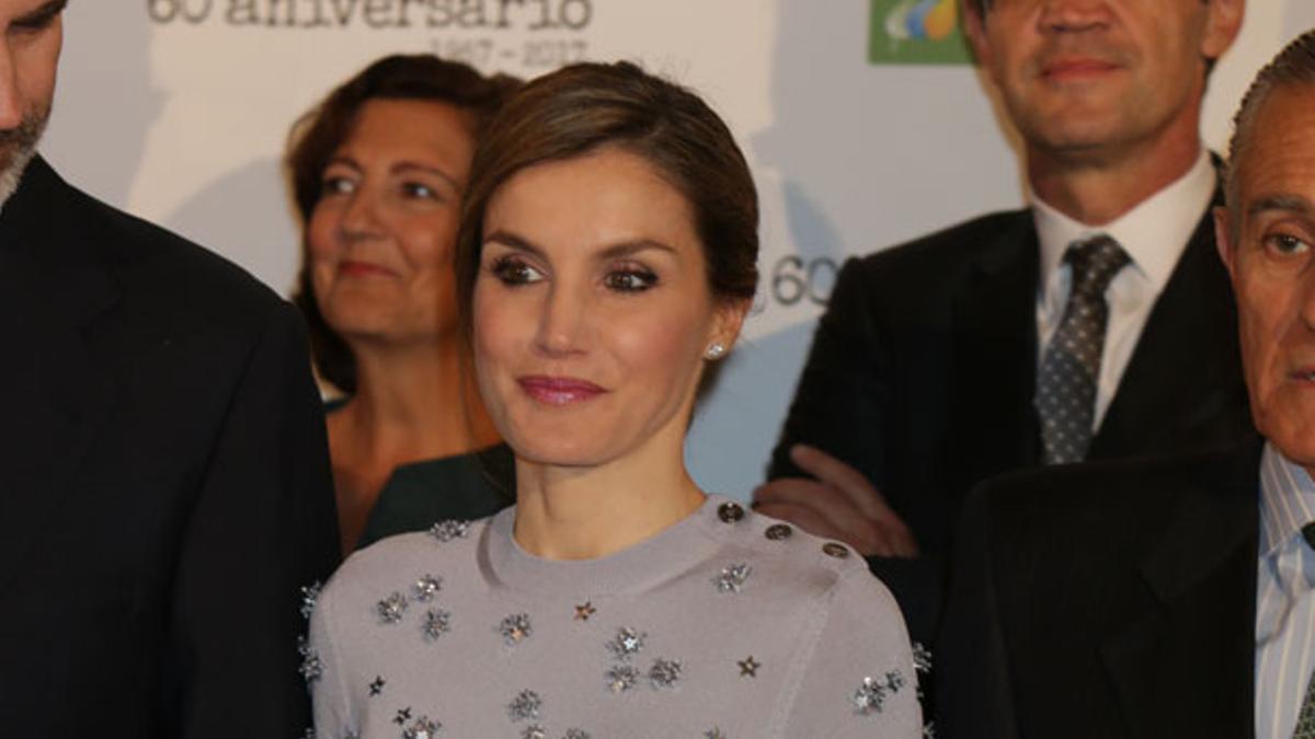 Letizia Ortiz con vestido de Nina Ricci y pendientes de Chanel