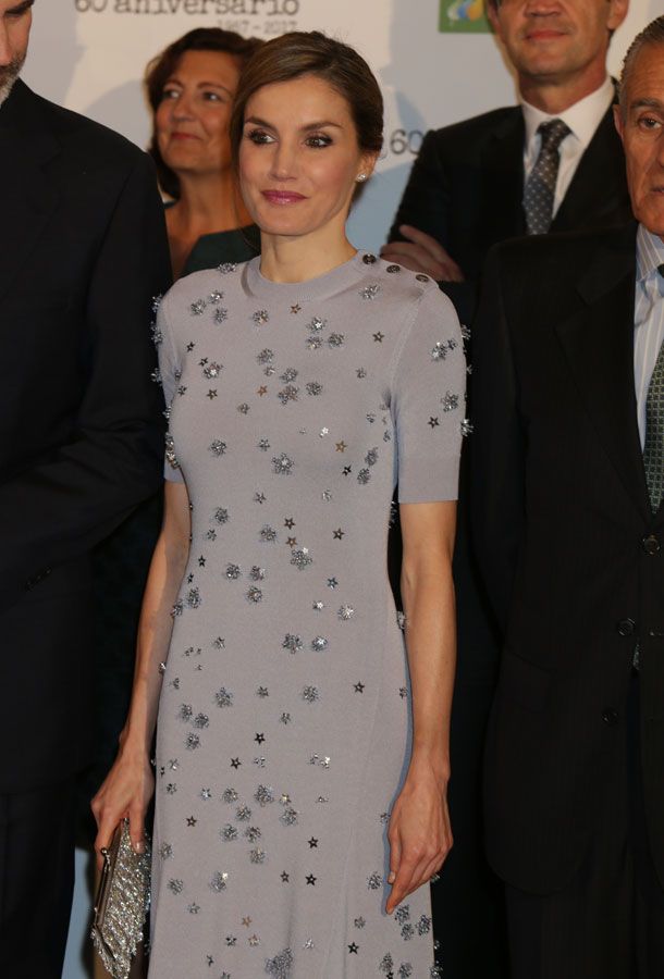 Letizia Ortiz con vestido de Nina Ricci y pendientes de Chanel