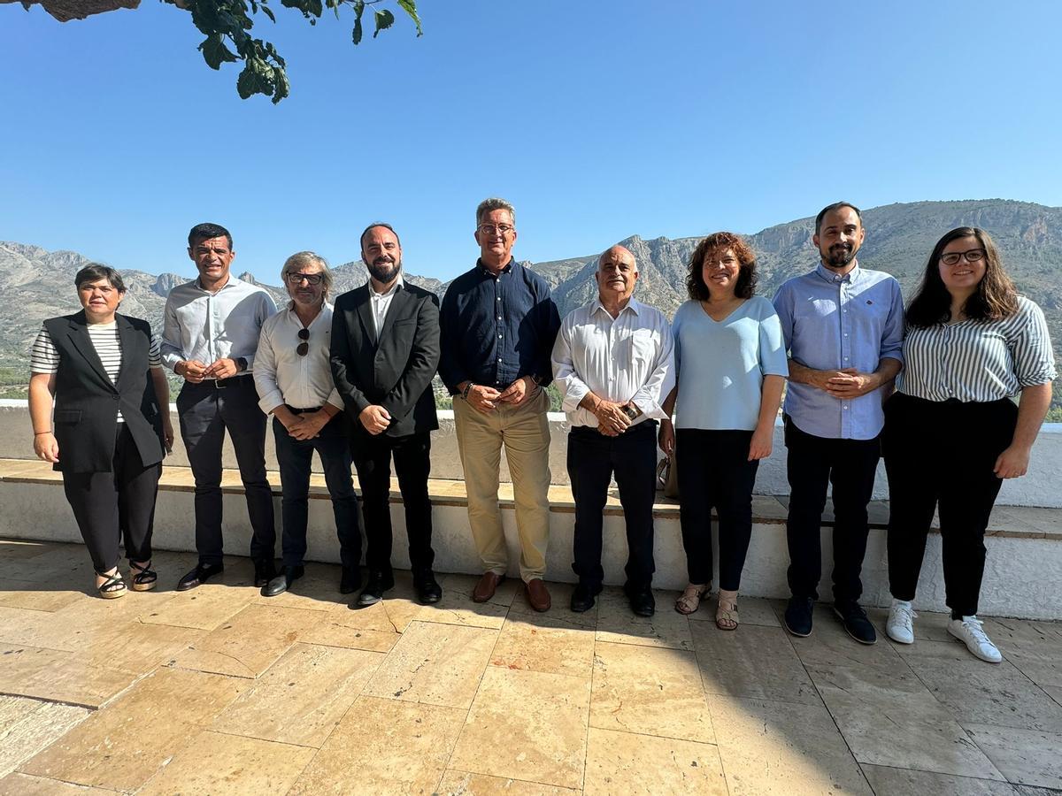 Visita del conseller, en el centro, a El Castell de Guadalest para presentar el proyecto