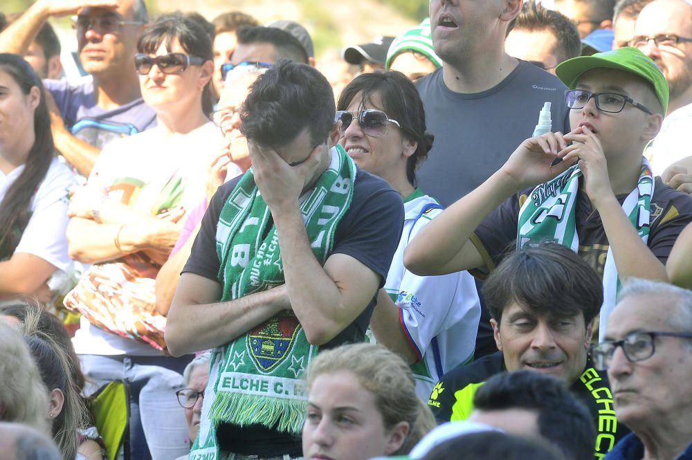 Unos mil aficionados ven el triunfo del Elche en pantalla gigante junto al estadio Martínez Valero