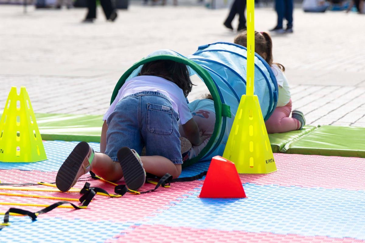 Niños participan en la actividad 'Recuncho do xogo'.