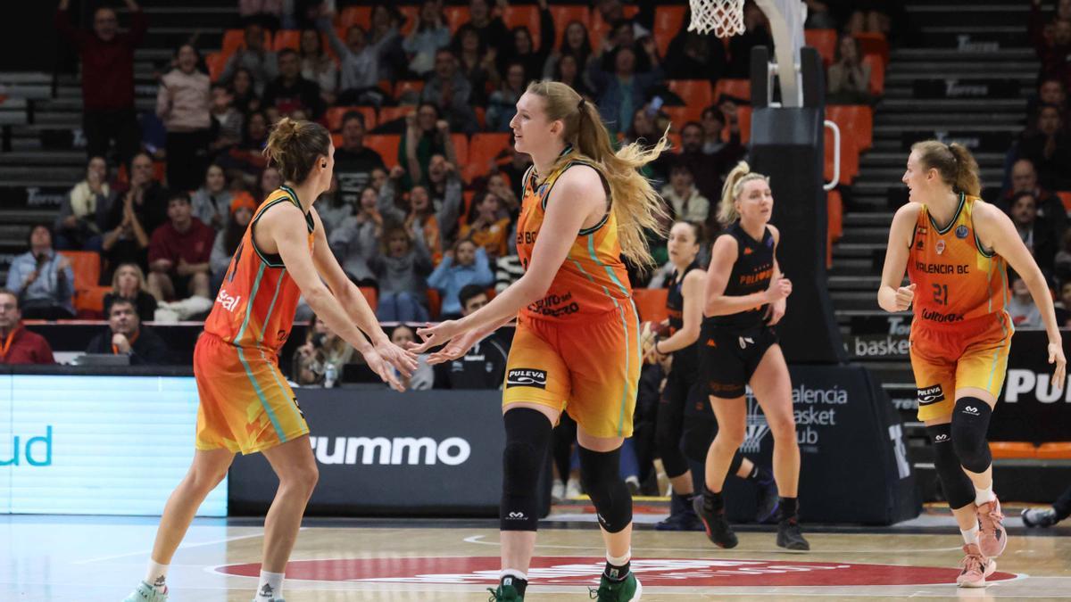 Queralt Casas, Lauren Cox y Marie Gülich, en el partido de la Fonteta ante el Polkowice