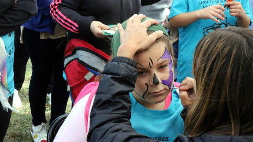 Una nena amb la cara pintada durant la jornada solidària.