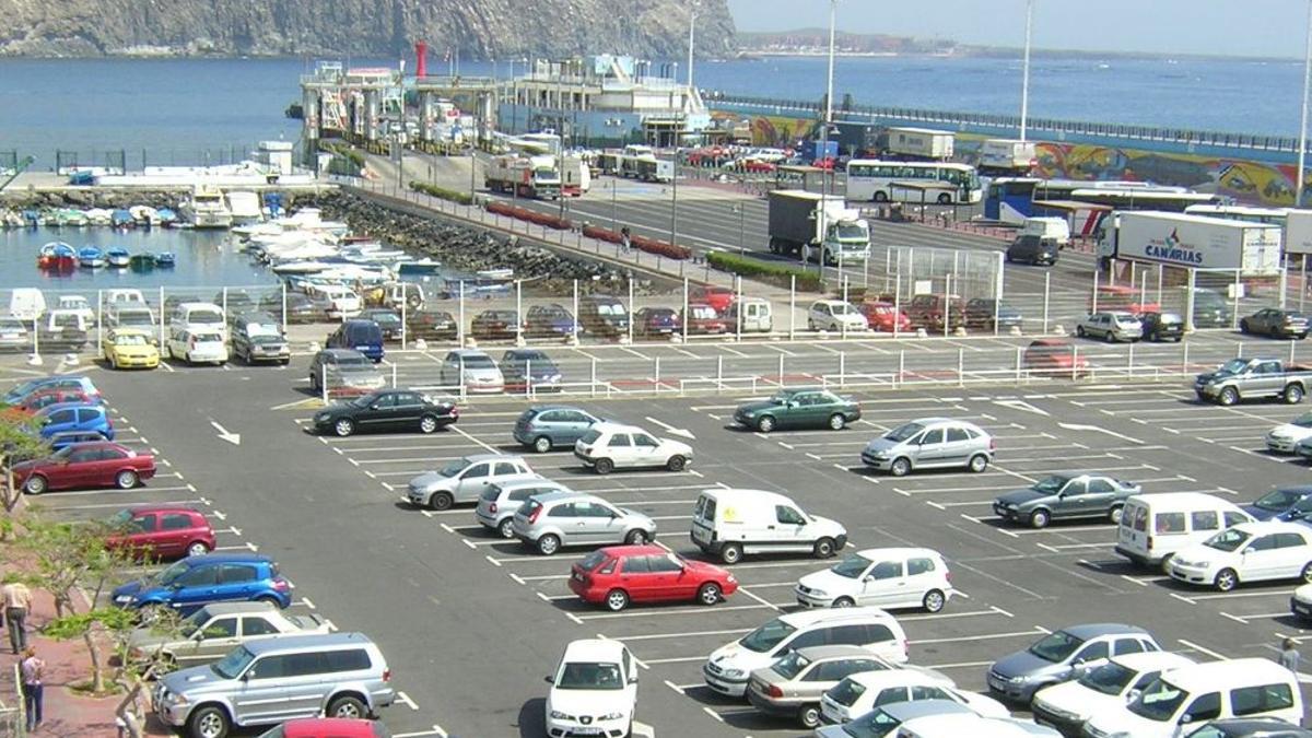 imagen de archivo de los estacionamientos del Puerto de Los Cristianos.
