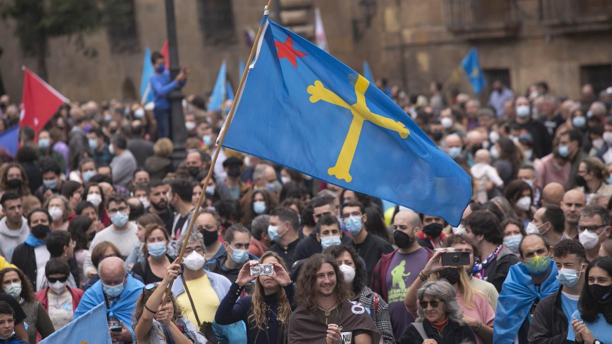 Los partidarios de la cooficialidad del asturiano se manifiestan en Oviedo