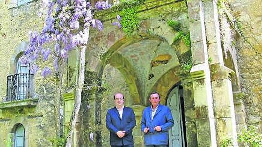 José María Osoro y Florentino Alonso, a las puertas del palacio de La Cogolla.