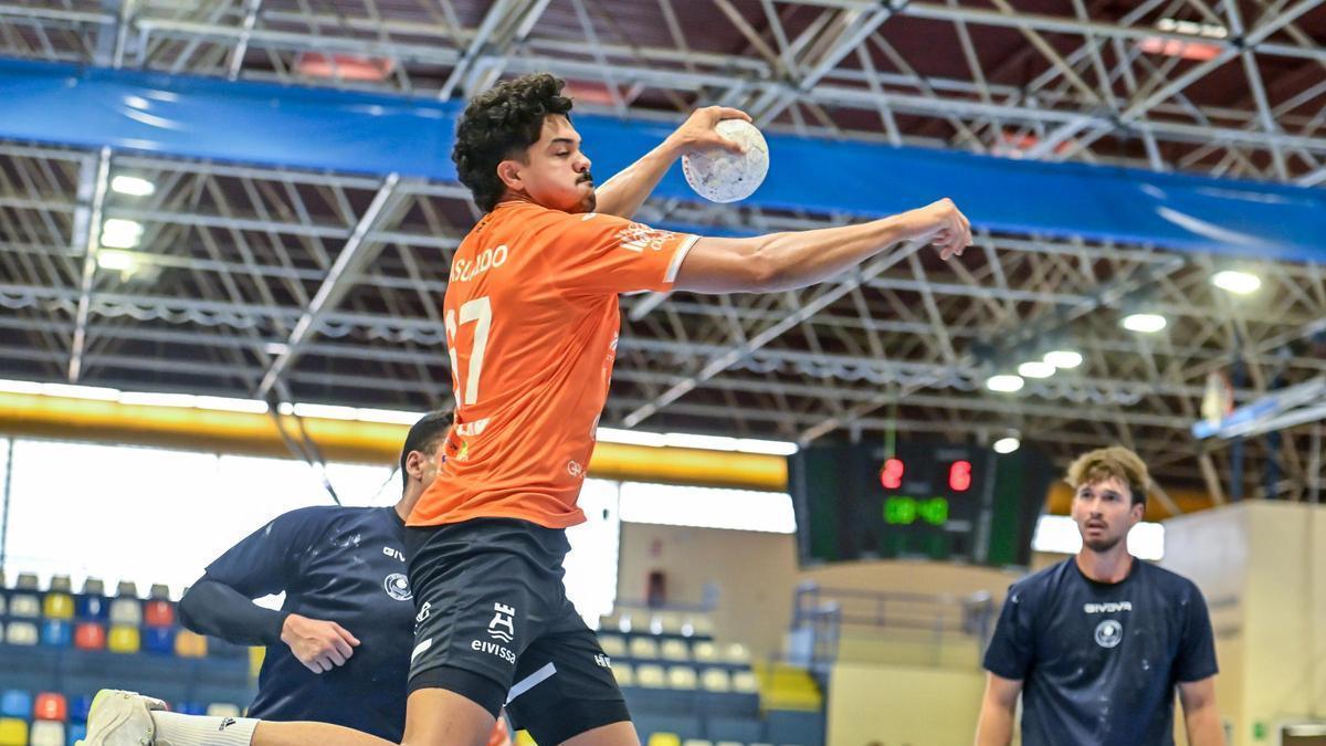 Basualdo se dispone a lanzar a portería en el encuentro del HC Eivissa ante el Balonmano Guadalajara.