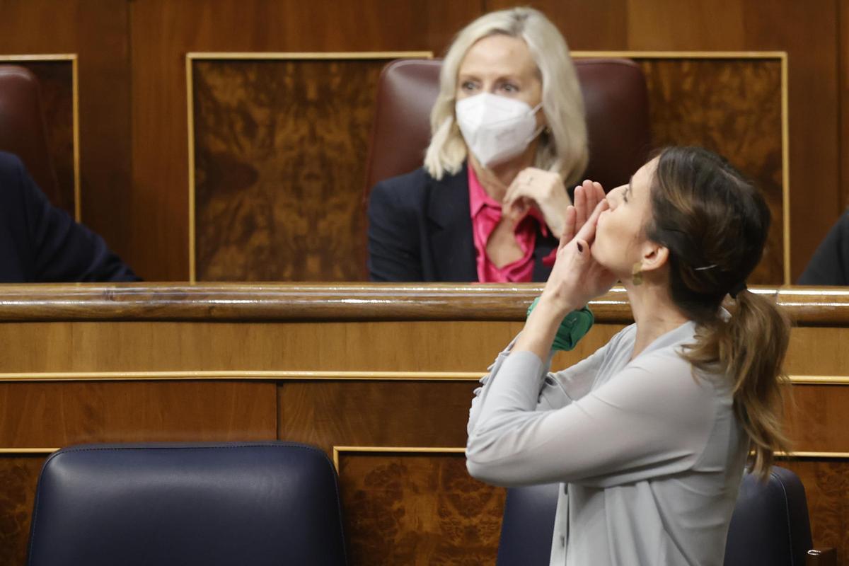 a ministra de Igualdad, Irene Montero, se dirige a la tribuna tras su intervención en el pleno del Congreso que debate y vota para su aprobación definitiva el proyecto de la ley trans, que consagra la autodeterminación de género, después de que el Senado le diera luz verde hace una semana con modificaciones mínimas.