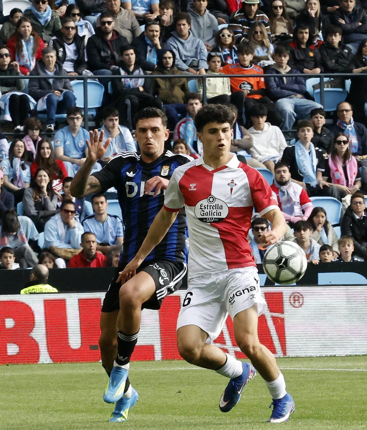 Andrés Antañón controla un balón ante Javi López durante del partido del Celta contra el Real Oviedo, ayer en Balaídos.