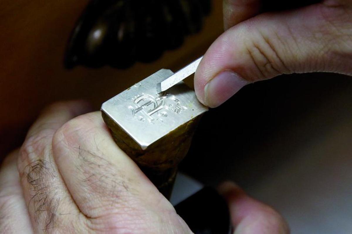 EL OFICIO DE PLATERO SE HA TRANSMITIDO DE PADRES A HIJOS. EN LA IMAGEN, ACTIVIDAD EN UNA EMPRESA.