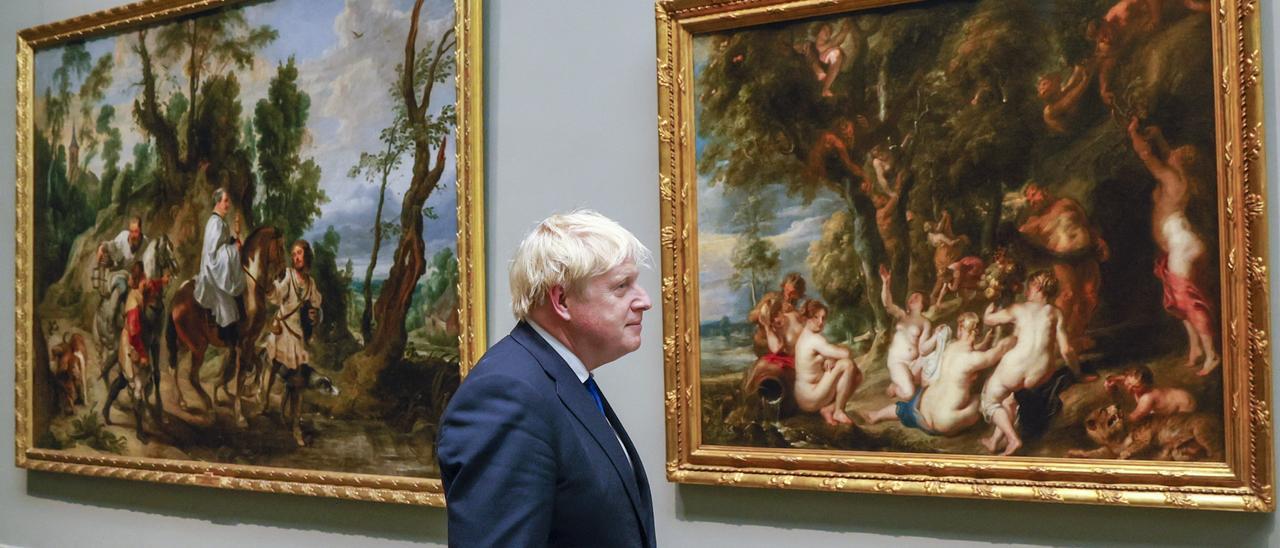 Boris Johnson admira las obras del Prado.