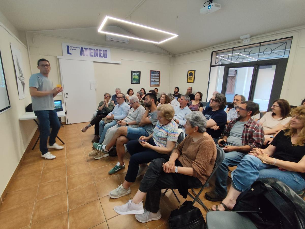 L'historiador Josep Maria Gironella va atraure un munt de públic a la xerrada que es va fer a l'Ateneu, a Figueres, la setmana passada.
