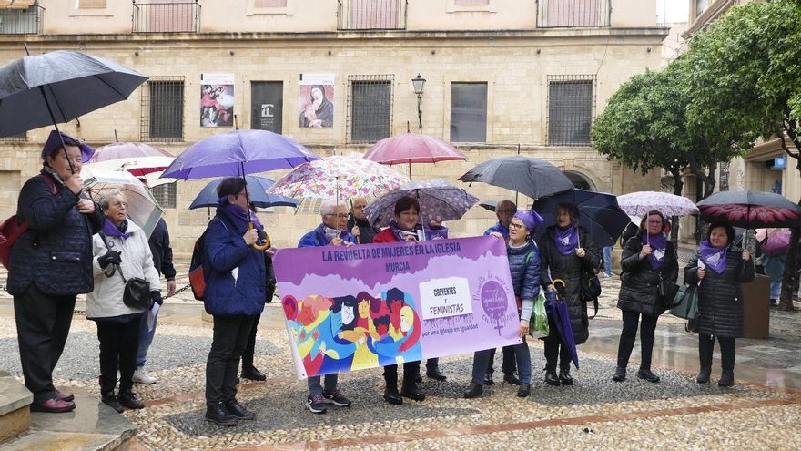 Decenas de mujeres salen a la calle por una &quot;Iglesia en igualdad&quot;