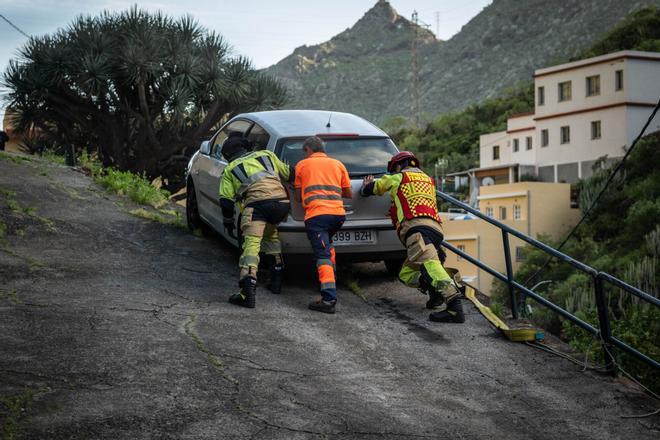 La caída de un muro provoca daños materiales en siete vehículos en Valleseco