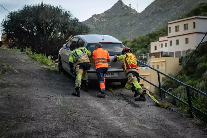 La caída de un muro provoca daños materiales en siete vehículos en Valleseco