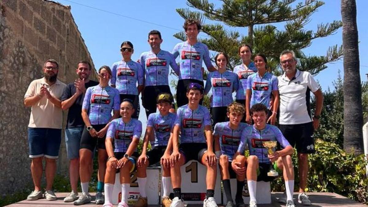 Los ganadores posan con el maillot de líder de la Challenge d'Estiu que se inició este domingo en Montuïri.