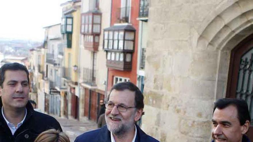 Castro, Martín Pozo, Rajoy y Martínez Maíllo, en la Plaza Mayor, ayer.