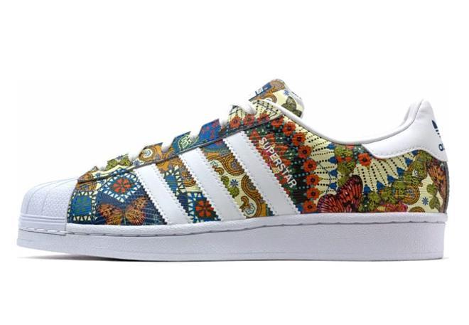 Deportivas Adidas en el modelo 'Superstar' con estampado tropical