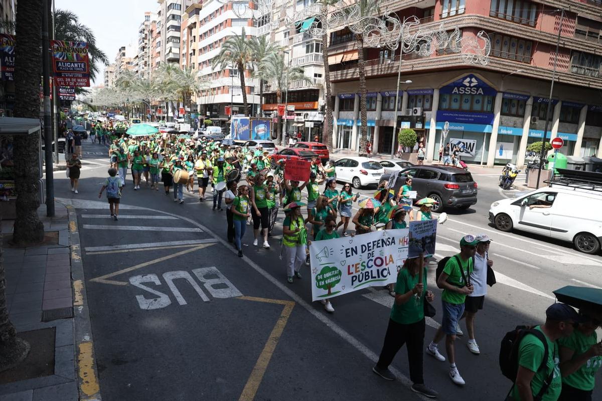 Profesores inundan las calles de Alicante: manifestación de la marea verde este martes