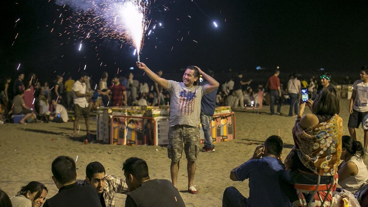 Verbena de Sant Joan en las playas de Barcelona, un año anterior.