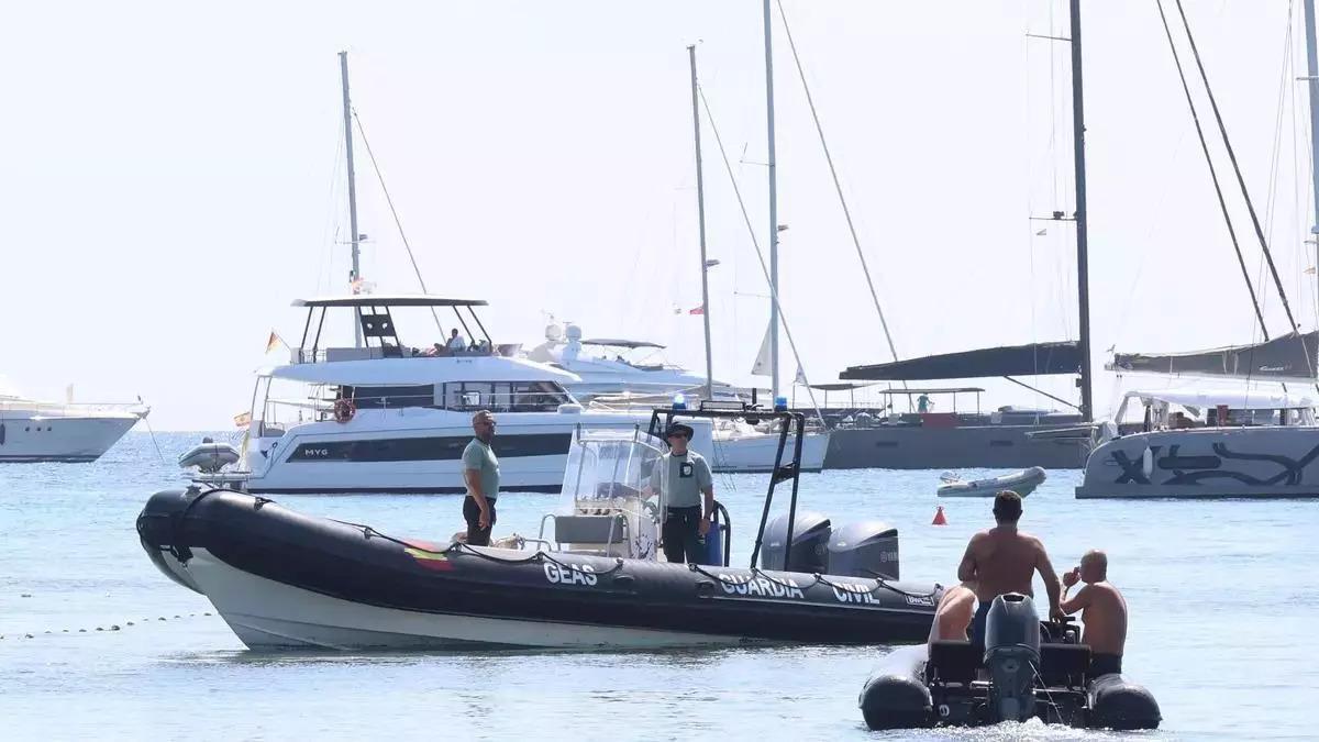 Archive image of the GEAS warning anchored vessels about posidonia in the bay of Talamanca.