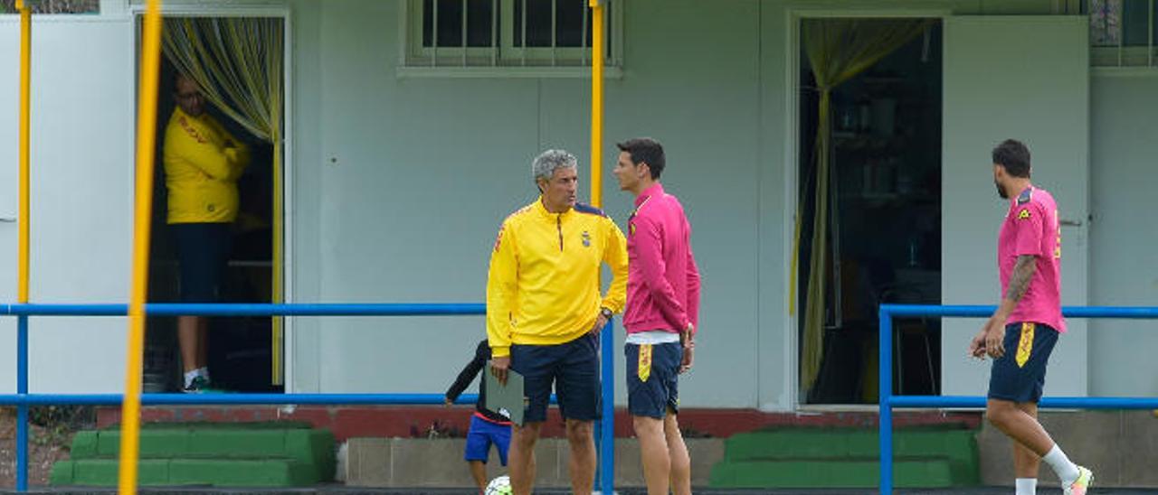 Quique Setién dialoga con Vicente, ayer, antes del entrenamiento.