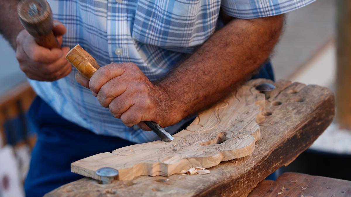 Un artesano de Castro del Río trabajando la madera.