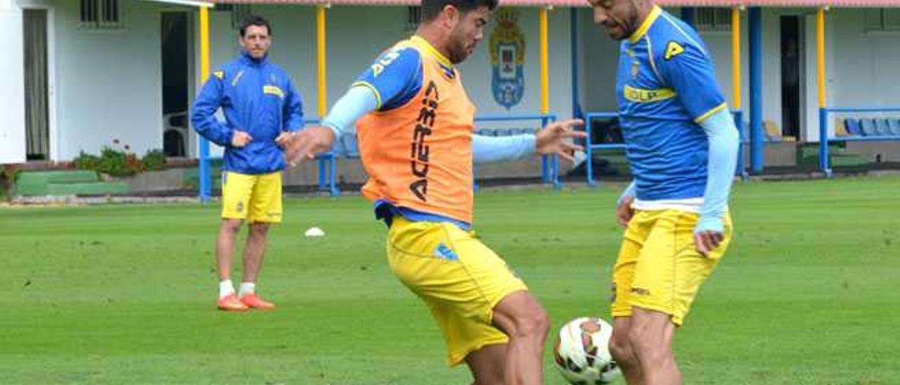 Aythami disputa un balón con Momo en el entrenamiento de ayer.