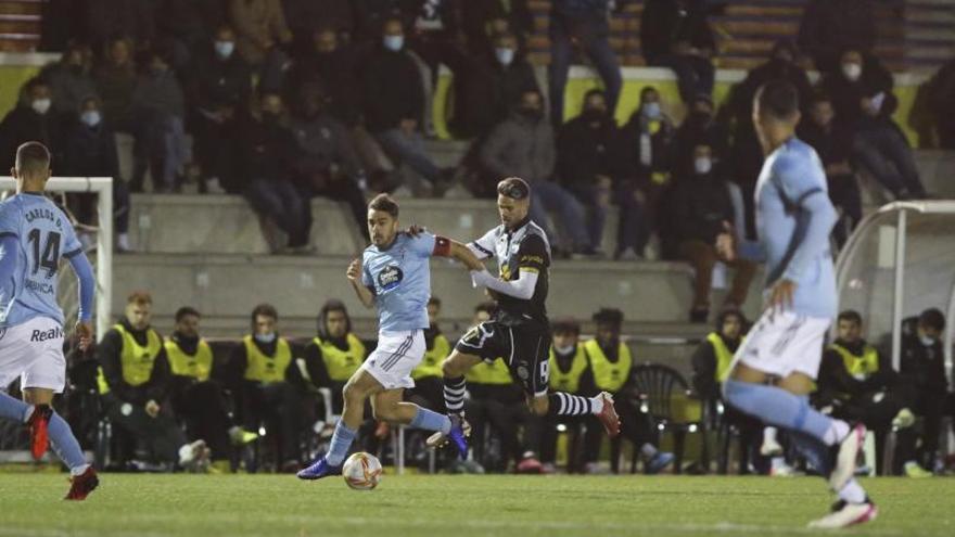 Pampín corre con la pelota perseguido por un contrario. // LA GACETA