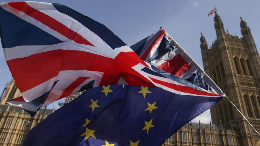 La bandera del Reino Unido ondea junto a la de la UE.