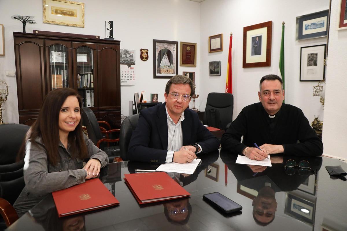 Firma del convenio con Cáritas para el comedor social de Lucena.