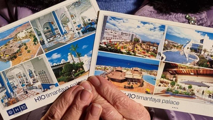 Las postales muestran imágenes del hotel H10 Timanfaya Palace, donde se hospedó la pareja. | BBC NEWS
