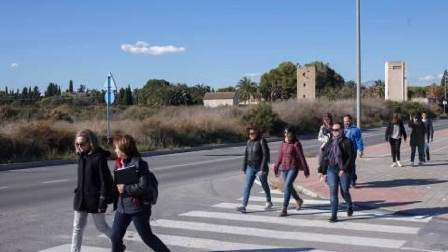 Un grupo de personas cruza frente a la parcela de la UTE.