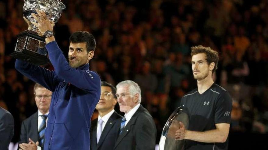 Djokovic y Murray, durante la entrega de trofeos. // Efe