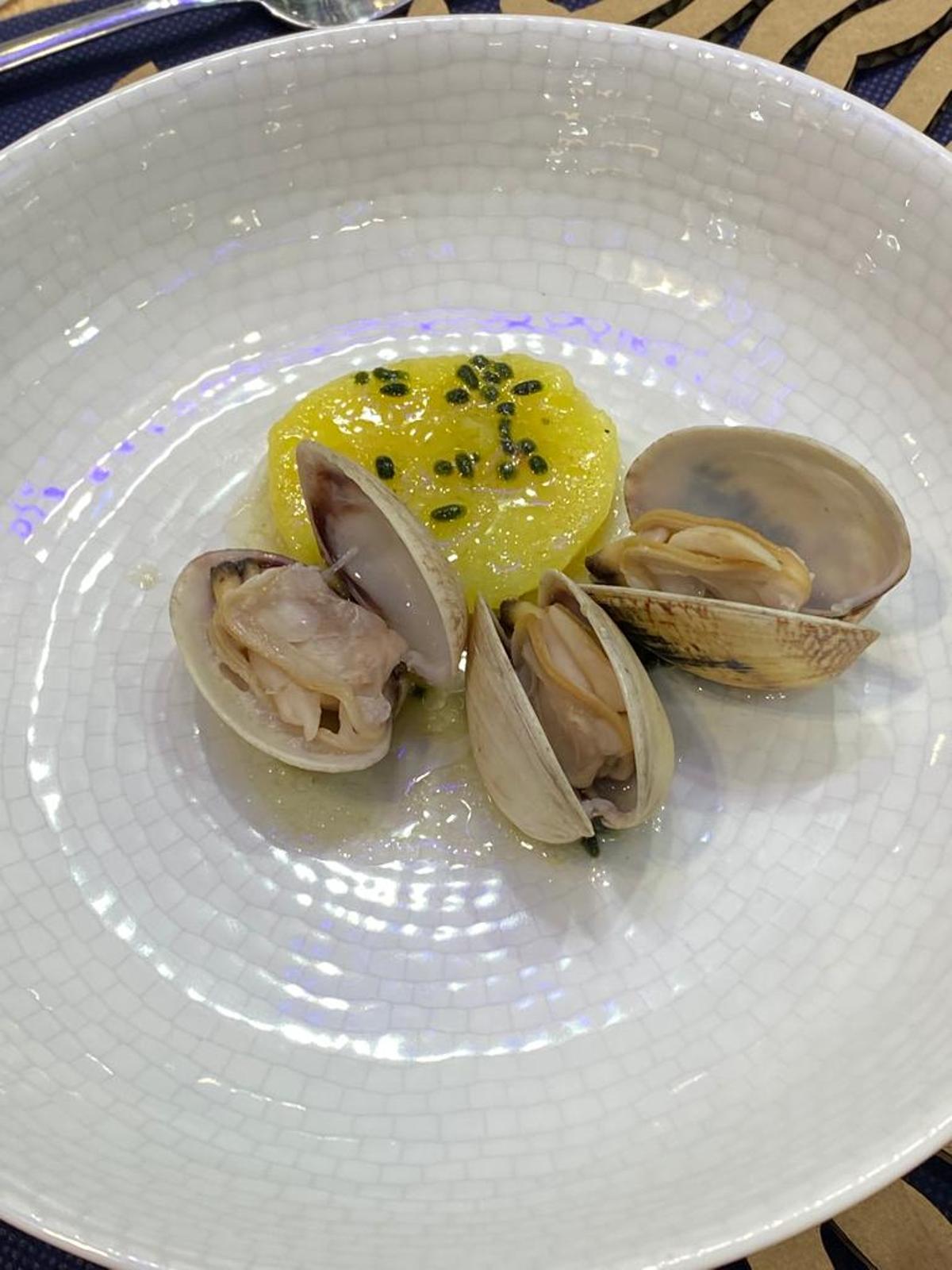 Ensalada de almeja fina de Carril con pepino y mostaza.