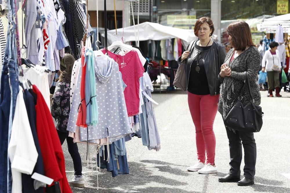 El traslado del mercadillo al fin de semana logra atraer más visitantes que el de los lunes